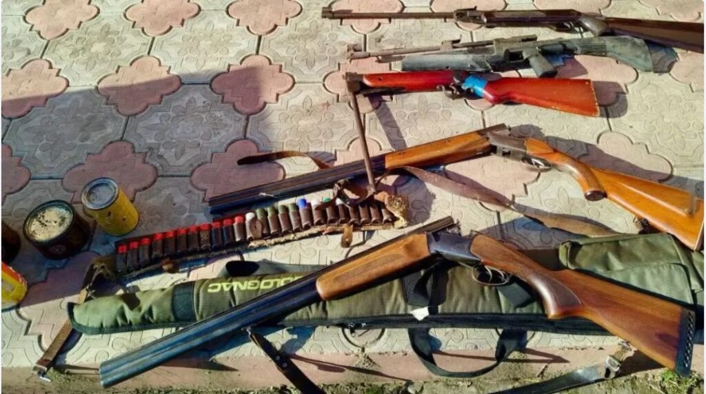 Peste 13.000 de deținători de arme verificați în toată țara - sute de arme și mii de muniții ridicate de poliție