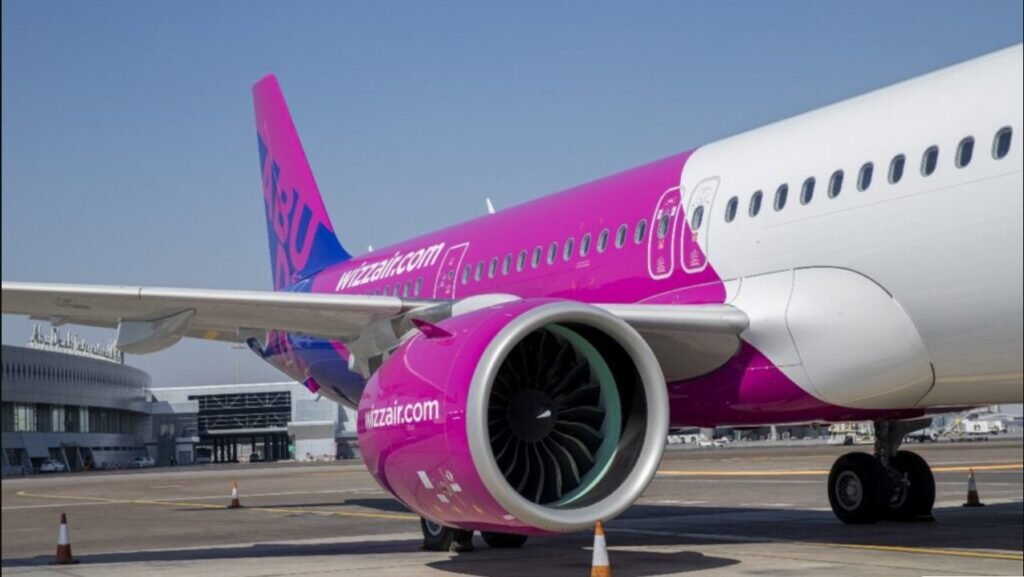 Incident la Aeroportul Internațional Chișinău: O scară mobilă a lovit un avion WizzAir aflat la sol