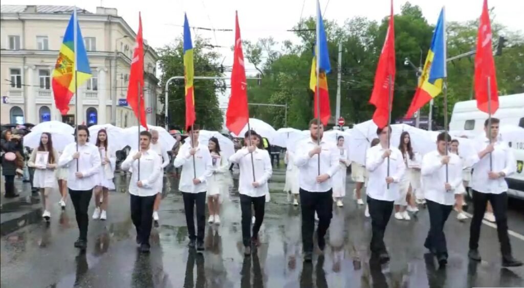 Marșul Memoriei - Mii de oameni merg spre Complexul Eternitate, cu drapele sovietice să comemoreze Ziua Victoriei asupra fascismului 1 Marșul Memoriei - Mii de oameni merg spre Complexul Eternitate, cu drapele sovietice să comemoreze Ziua Victoriei asupra fascismului