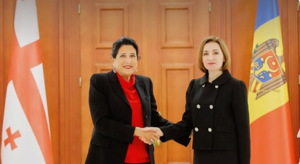 Fosta președintă a Georgiei, Salome Zurabișvili, decorată de Maia Sandu cu „Ordinul Republicii” pentru apărarea valorilor democratice 1 salome zurabisvili decorata de maia sandu
