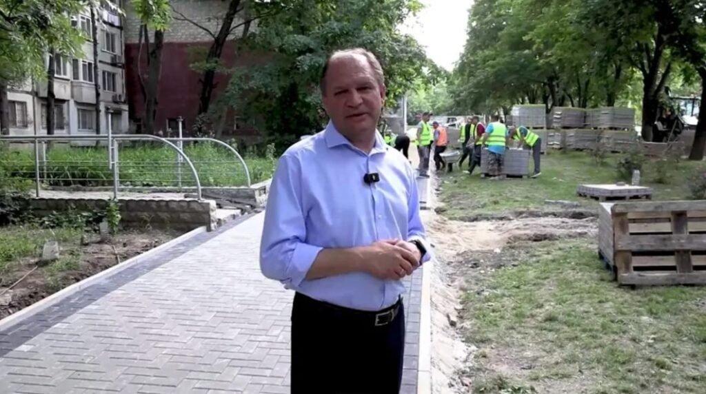Trotuarele de pe bulevardul Cuza-Vodă, reabilitate pentru prima dată 1 Trotuarele de pe bulevardul Cuza-Vodă, reabilitate pentru prima dată