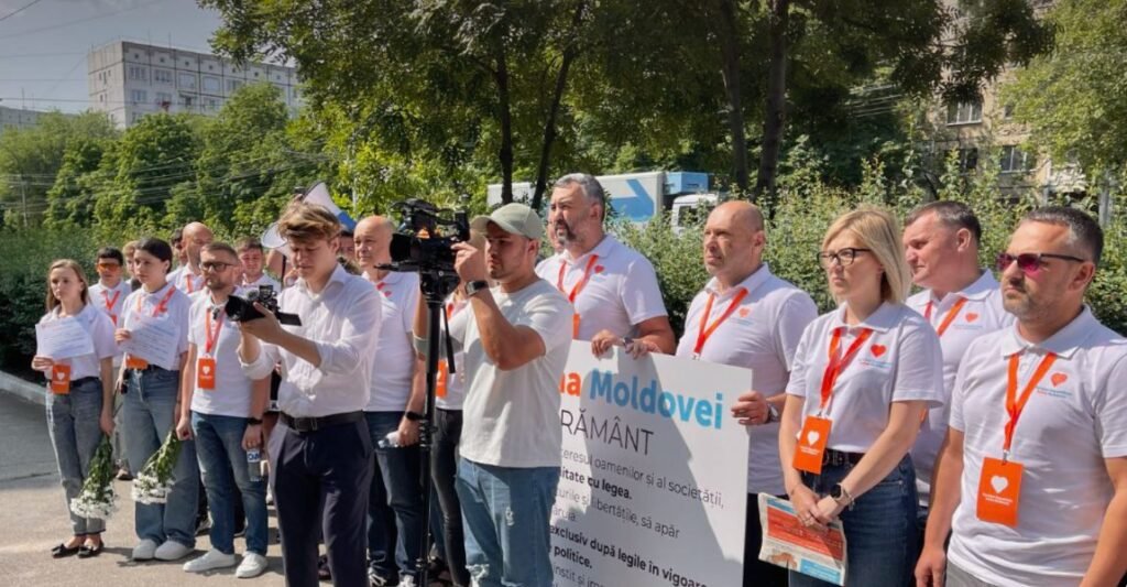 Inima Moldovei a „încătușat” comisariatul Ciocana: „Sandu calcă pe urmele lui Plahotniuc și va sfârși la fel”