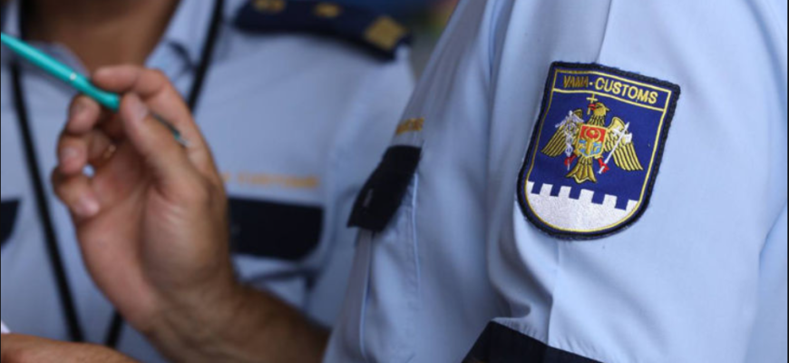 functionarii postului vamal