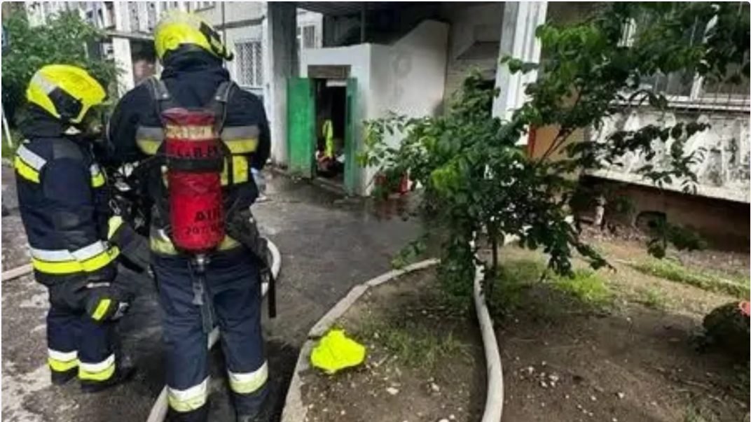 Trei copii au fost evacuați de pompieri în urma unui incendiu izbucnit într-un apartament din capitală 4 Trei copii au fost evacuați de pompieri în urma unui incendiu izbucnit într-un apartament din capitală