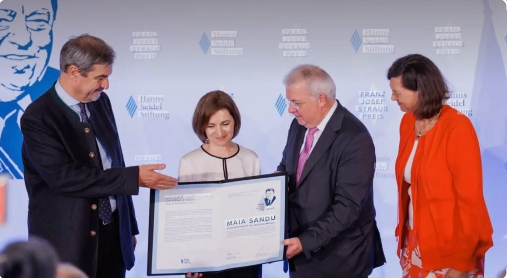 Maia Sandu a primit 10 mii de euro în Germania: „Este o recunoaștere pentru toți moldovenii care aleg curajul și democrația” 1 Maia Sandu a primit 10 mii de euro în Germania: „Este o recunoaștere pentru toți moldovenii care aleg curajul și democrația”