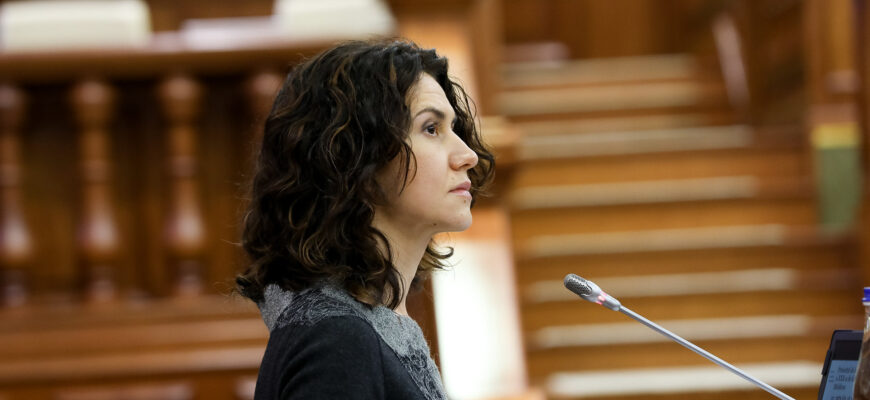 Olesea Stamate, despre „ajutoarele” PAS pentru elevi: „Tot ce au criticat la guvernările precedente, au ajuns să îmbrățișeze singuri”  1 olesea stamate