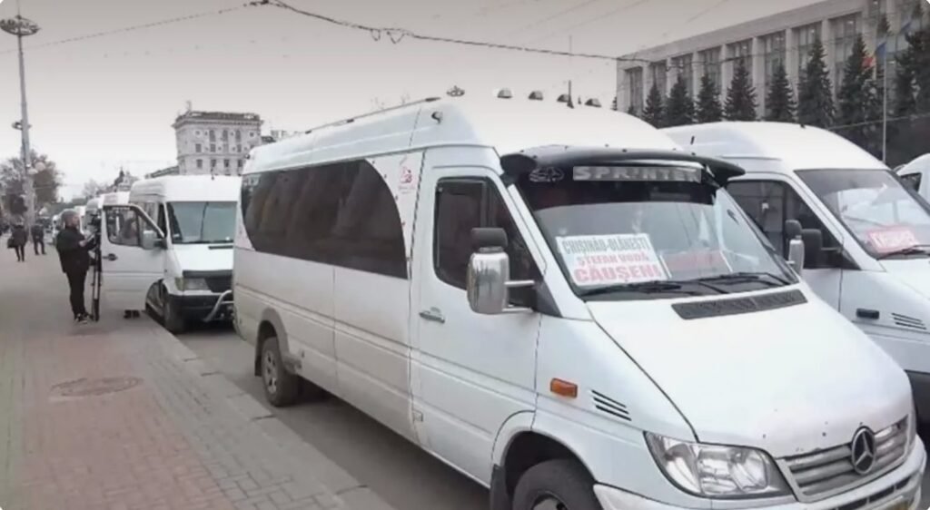 Transportatorii anunță proteste în Capitală: „Sectorul riscă falimentul”. Guvernul răspunde: „Reformele se fac în interesul pasagerilor”