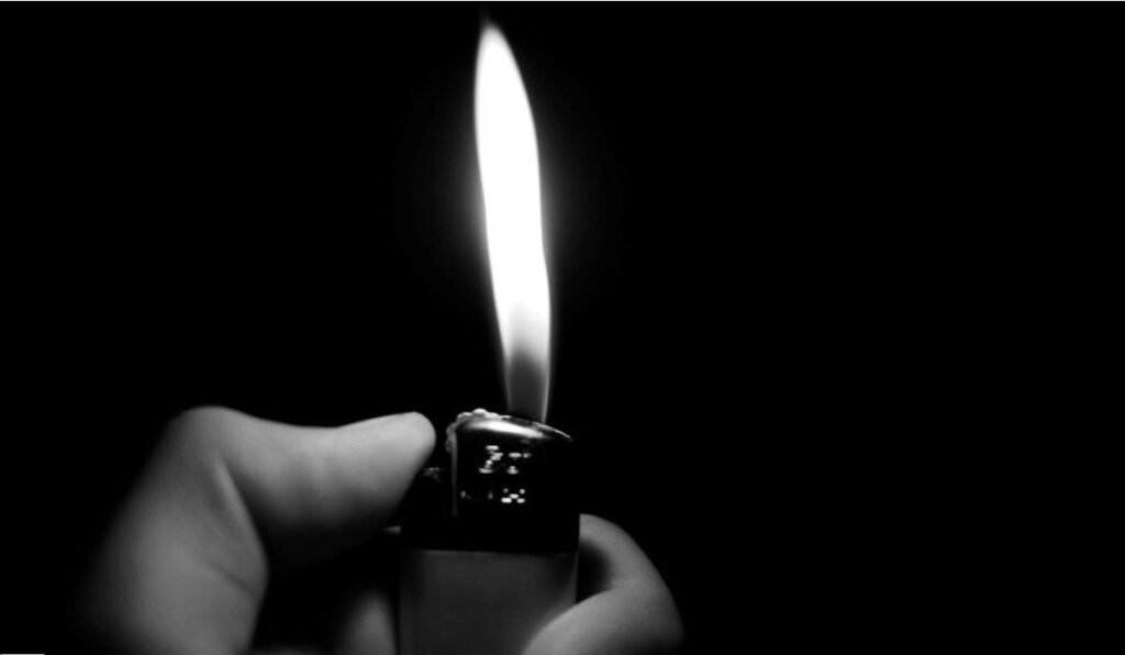 O tânără de 24 de ani a fost stropită cu benzină și incendiată 1 O tânără de 24 de ani a fost stropită cu benzină și incendiată
