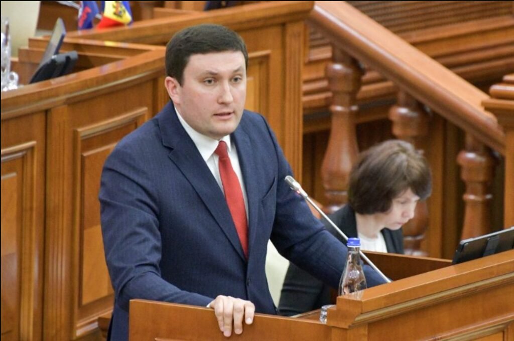 VIDEO// Vladimir Odnostalco, deputat PSRM, a propus interzicerea concedierii angajaților aflați în prag de pensionare. Majoritatea parlamentară a respins propunerea