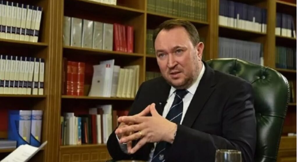 Alexandru Tănase, despre deputații-vedetă: „Nu trebuie să scrii legi. Nici să le citești. E suficient să ridici mâna cum cere partidul iubit” 1 Alexandru Tănase, despre deputații-vedetă: „Nu trebuie să scrii legi. Nici să le citești. E suficient să ridici mâna cum cere partidul iubit”