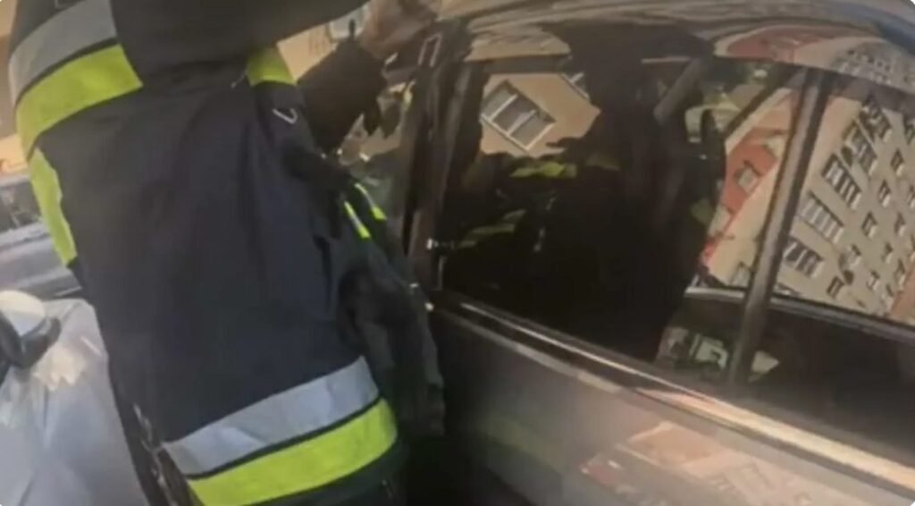 În toiul caniculei, un copil de 5 ani a rămas blocat singur în mașină. Salvatorii au intervenit 1 În toiul caniculei, un copil de 5 ani a rămas blocat singur în mașină. Salvatorii au intervenit