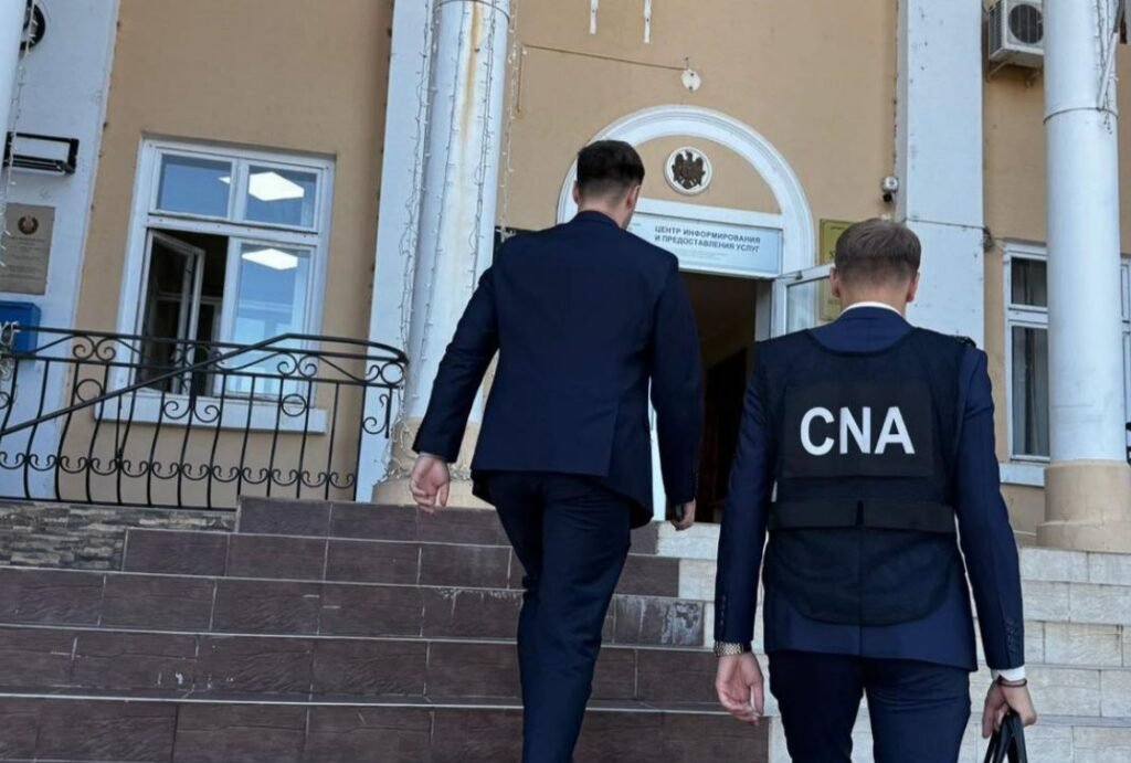 Ofițerii CNA și procurorii desfășoară percheziții într-un dosar de abuz de serviciu la Primăria Taraclia