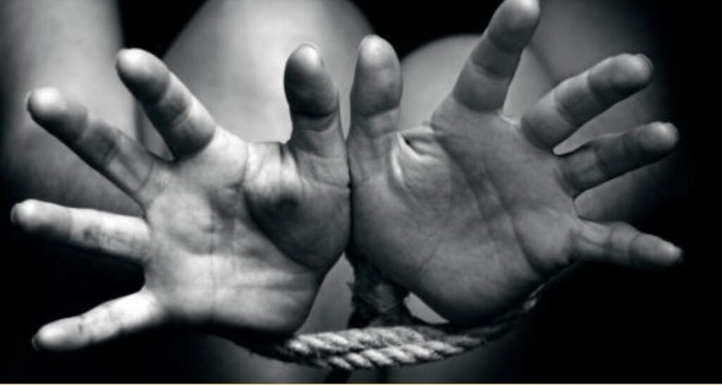Doi bărbați, condamnați la ani grei de închisoare pentru drogarea și exploatarea sexuală a unei minore 1 Doi bărbați, condamnați la ani grei de închisoare pentru drogarea și exploatarea sexuală a unei minore
