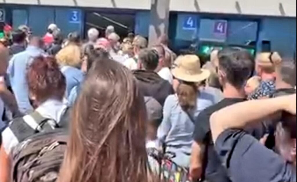 Haos pe Aeroportul Internațional Chișinău. S-a înregistrat un flux temporar crescut de pasageri în zona de control a frontierei la intrarea în țară