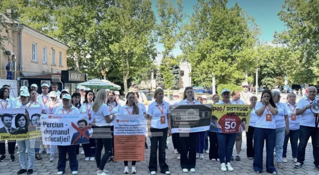 „Inima Moldovei”, la protest în Cahul împotriva închiderii școlilor: „PAS distruge educația sub pretextul optimizării” 3 „Inima Moldovei”, la protest în Cahul împotriva închiderii școlilor: „PAS distruge educația sub pretextul optimizării”