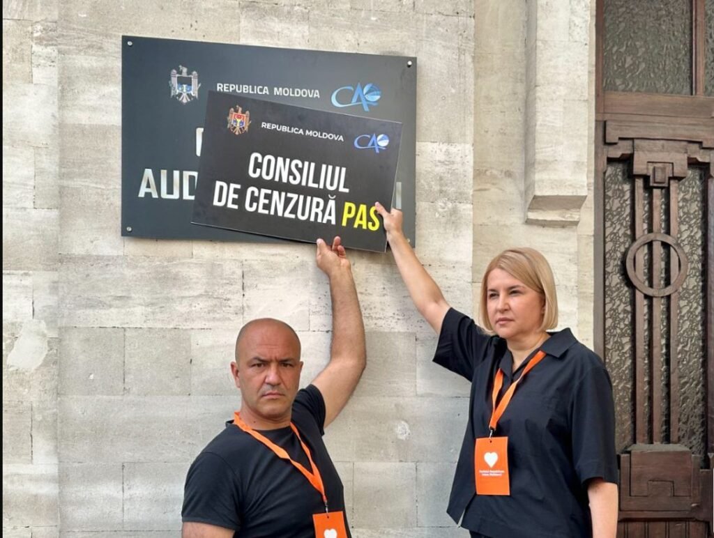 "Inima Moldovei" a protestat la CA: „Libertatea de exprimare în Moldova este moartă. Consiliul Audiovizualului va fi desființat după alegeri” 1 "Inima Moldovei" a protestat la CA: „Libertatea de exprimare în Moldova este moartă. Consiliul Audiovizualului va fi desființat după alegeri”
