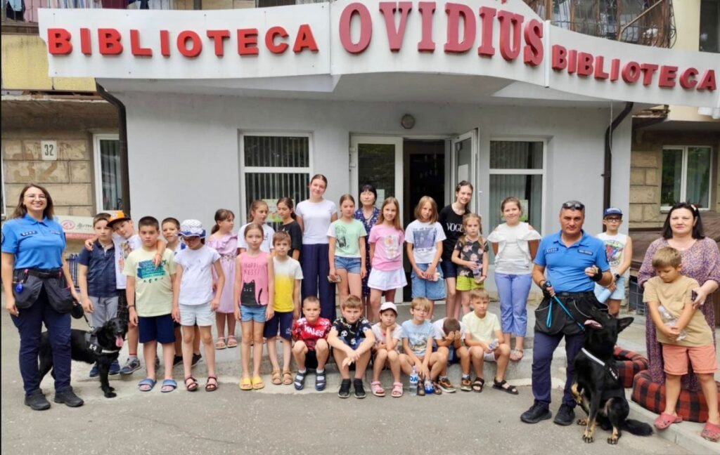 Două echipe canine ale Serviciului Vamal, în misiune de educare și protecție pentru generațiile viitoare 1 Două echipe canine ale Serviciului Vamal, în misiune de educare și protecție pentru generațiile viitoare
