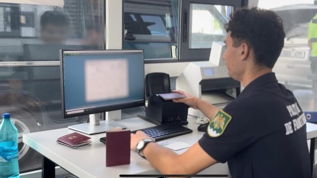 Polițiștii de frontieră au depistat mai multe cazuri de documente de călătorie cu semne vădite de falsificare
