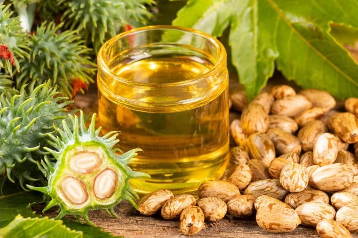 Cum să folosești uleiul de ricin pentru a estompa ridurile