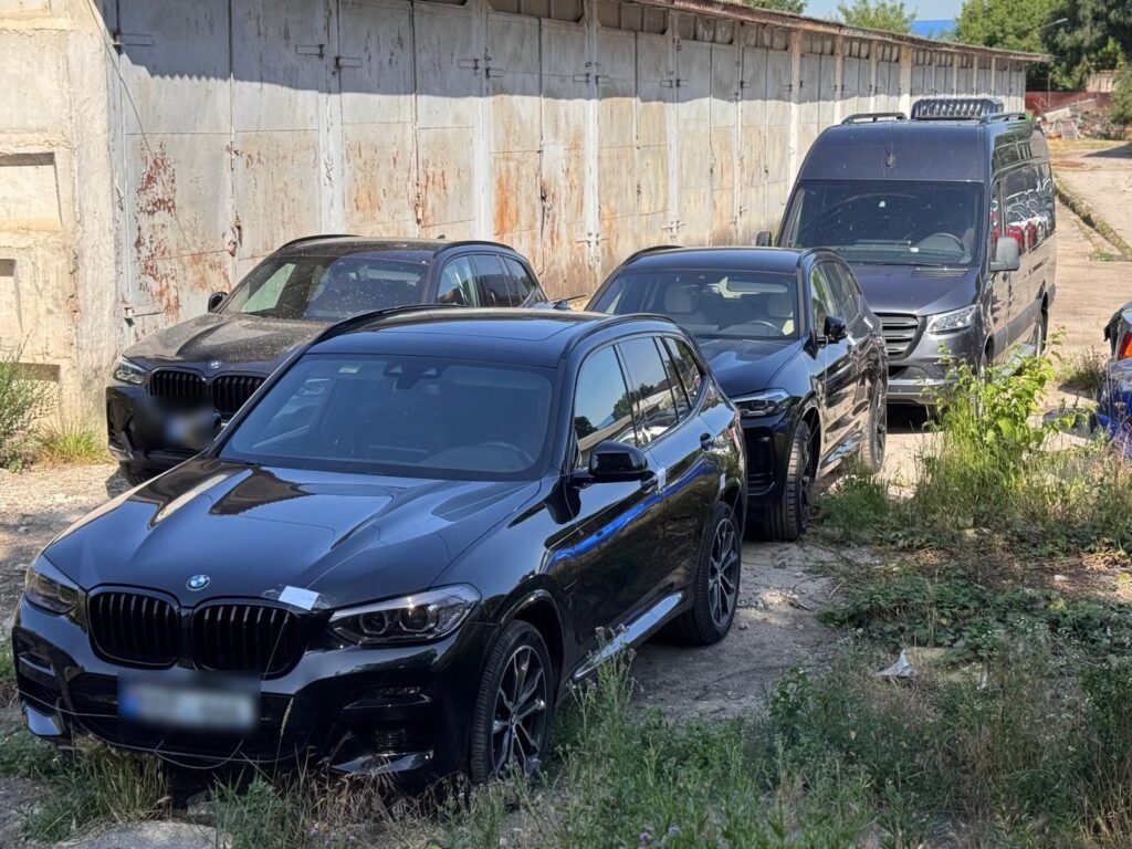 Trei persoane reținute de PCCOCS și Poliția de Frontieră pentru contrabandă cu automobile de 3 milioane lei din Belgia, Germania, Italia și Olanda