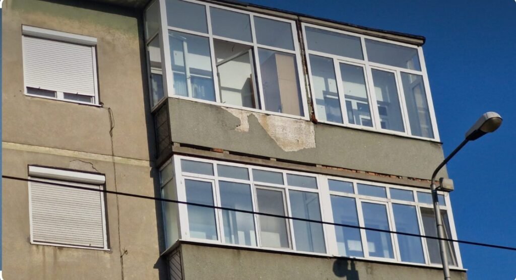 O femeie de 36 de ani a murit după ce a căzut de la etajul patru al unui bloc de locuit 1 O femeie de 36 de ani a murit după ce a căzut de la etajul patru al unui bloc de locuit