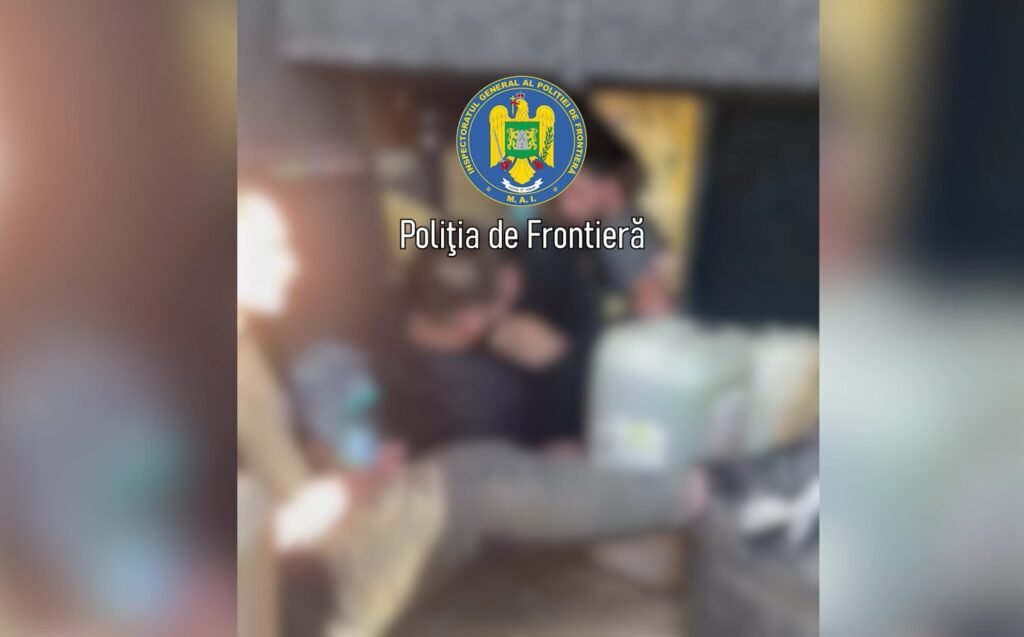 Un moldovean și un bulgar au fost arestați preventiv după ce au încercat să introducă ilegal în România cinci migranți ascunși într-un microbuz