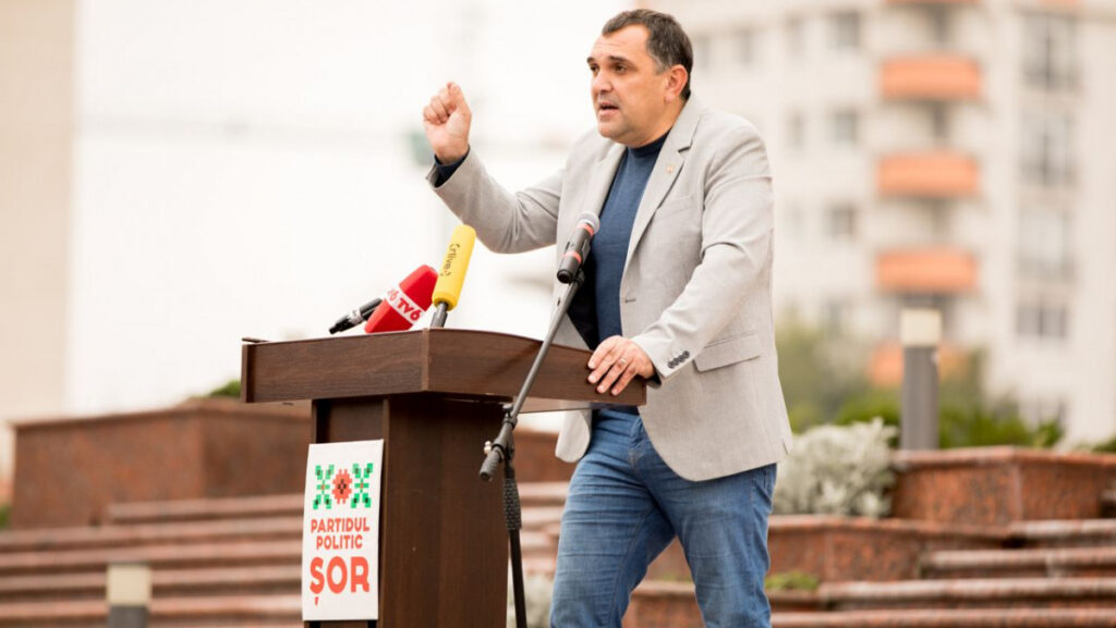 VIDEO// Fostul lider al partidului ȘOR, Dinu Țurcanu, îndeamnă oamenii să nu iasă la protestul organizat de Ilan Șor: „Riscă să fie scăldat în sânge” 1 dinu turcanu a fost retinut de politie in timp ce incerca sa intre in curtea presedintiei oamenii legii au venit cu explicatii 187820 1664526898