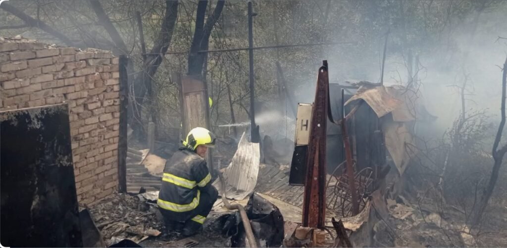 Pompierii IGSU au intervenit pentru a stinge un incendiu de vegetație uscată izbucnit în orașul Cantemir