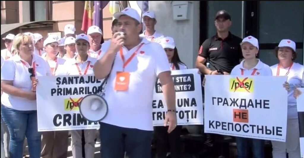VIDEO// Protest la sediul PAS. „Inima Moldovei” i-a adus un pachet liderului formațiunii, Igor Grosu 1 protest la sediul pas