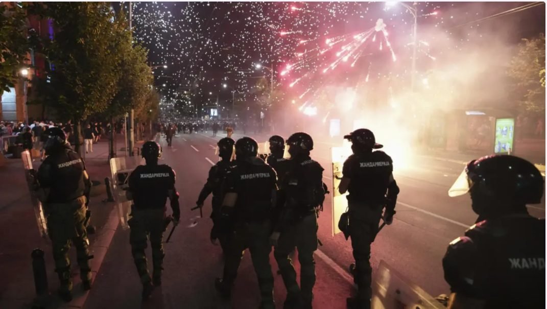 Aleksandar Vucic promite „un răspuns puternic” după cinci zile de proteste violente în Serbia