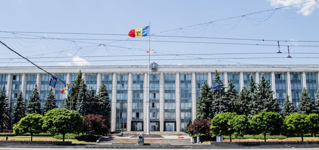 Mai mulți funcționari și-au suspendat activitatea în perioada electorală pentru a candida pe lista PAS
