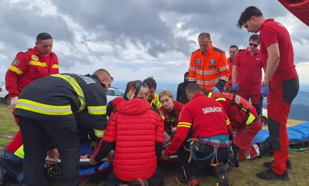 Patru tineri au murit, iar al cincilea este în stare gravă după ce mașina lor a căzut într-o prăpastie