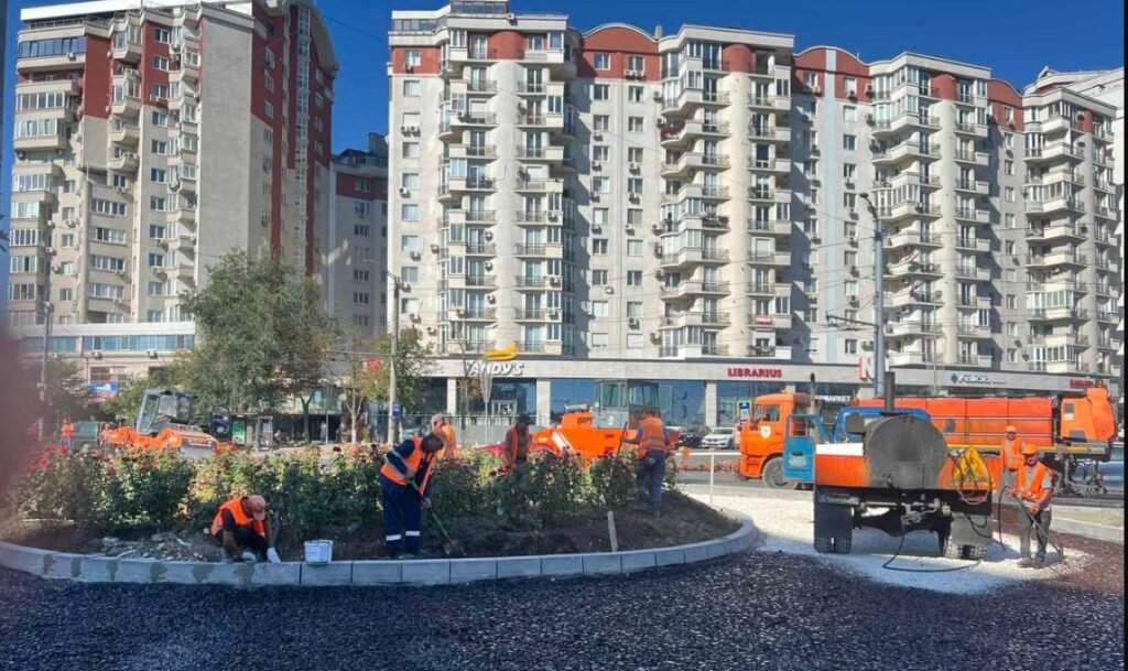 La una dintre cele mai aglomerate intersecții din capitală a fost amenajată o bandă de întoarcere pentru a fluidiza traficul