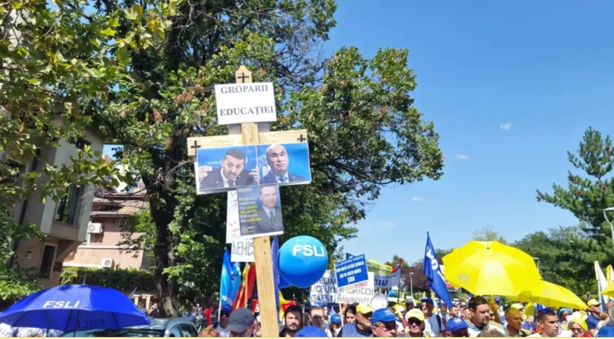 Peste 20.000 de cadre didactice au ajuns la Palatul Cotroceni: Se cere demisia lui Bolojan, David și Nicușor