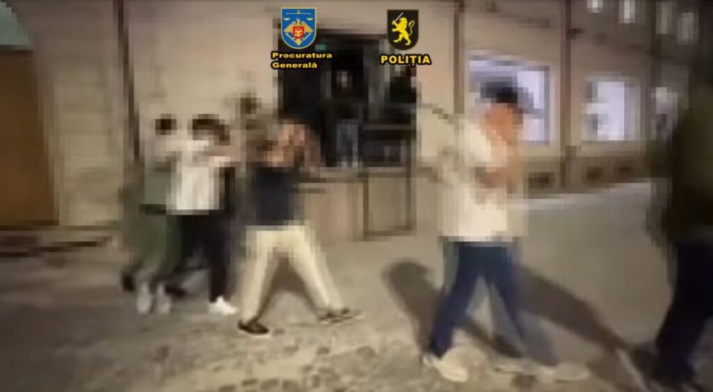 VIDEO// Grup infracțional specializat în escrocherii online destructurat la Ialoveni. Opt persoane au fost reținute