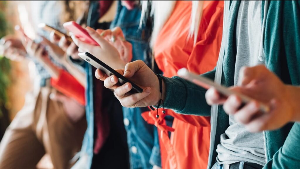 Ore în șir pe platforme digitale ne fură viața - atenția ta, moneda vremurilor