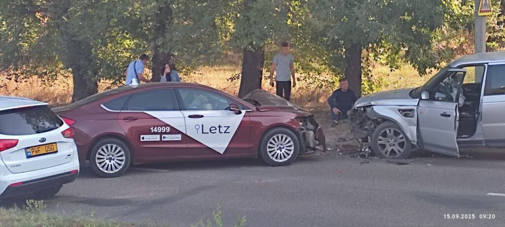 Grav accident rutier la Botanica. 4 persoane au fost rănite după impactul dintre un taxi și un Range Rover 1 photo 2025 09 15 10 24 13