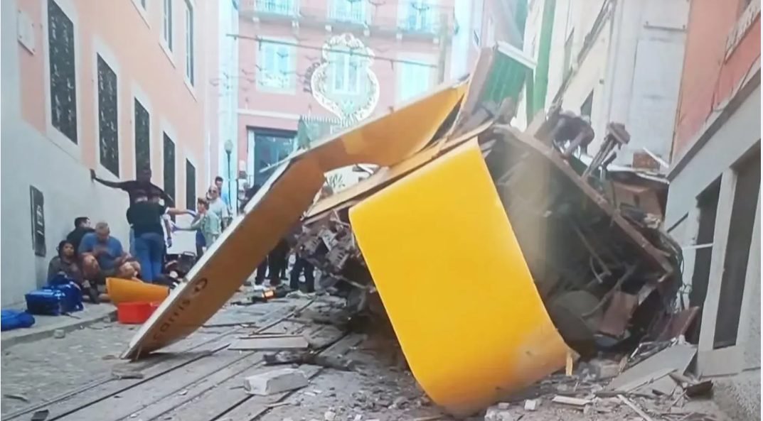 Tragedie în Portugalia! Celebrul funicular Gloria din Lisabona a deraiat și s-a prăbușit
