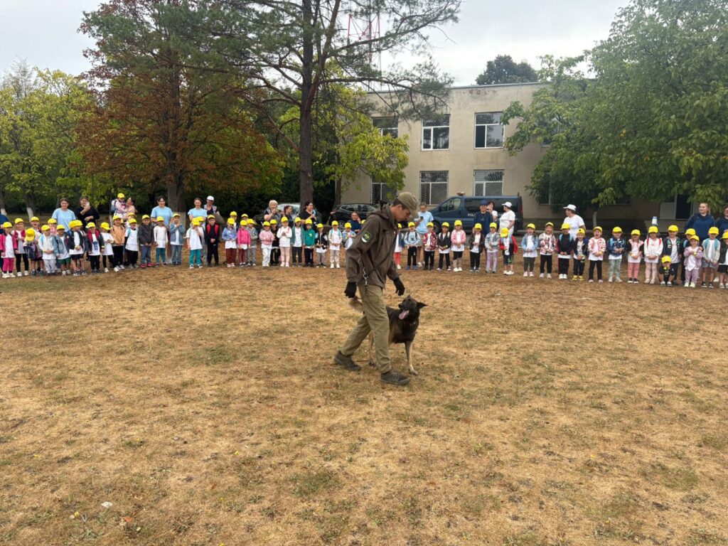 VIDEO// Patrupedul Conan, vedeta festivalului ”Sport + Școală + Poliție” 2025 de la Ștefan Vodă 2 whatsapp image 2025 09 11 at 11.06.31