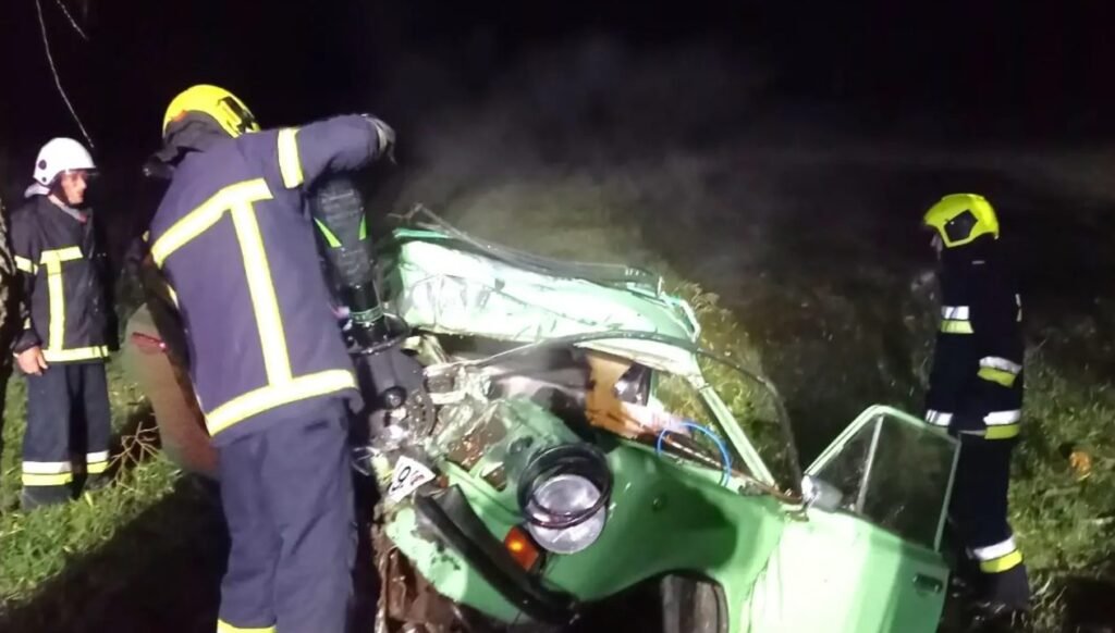 Un bărbat de 37 de ani, descărcerat de salvatori după ce s-a izbit cu mașina într-un copac