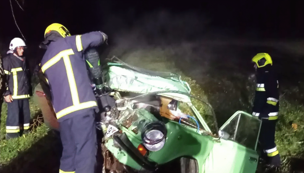 Un bărbat de 37 de ani, descărcerat de salvatori după ce s-a izbit cu mașina într-un copac 1 accident grav