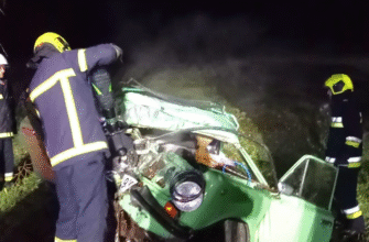 Un bărbat de 37 de ani, descărcerat de salvatori după ce s-a izbit cu mașina într-un copac 14 accident grav