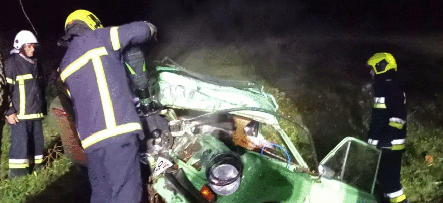 Un bărbat de 37 de ani, descărcerat de salvatori după ce s-a izbit cu mașina într-un copac 1 accident grav