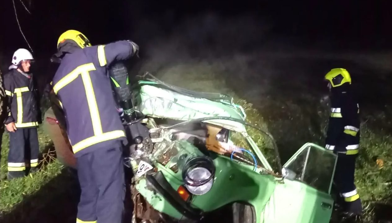 Un bărbat de 37 de ani, descărcerat de salvatori după ce s-a izbit cu mașina într-un copac