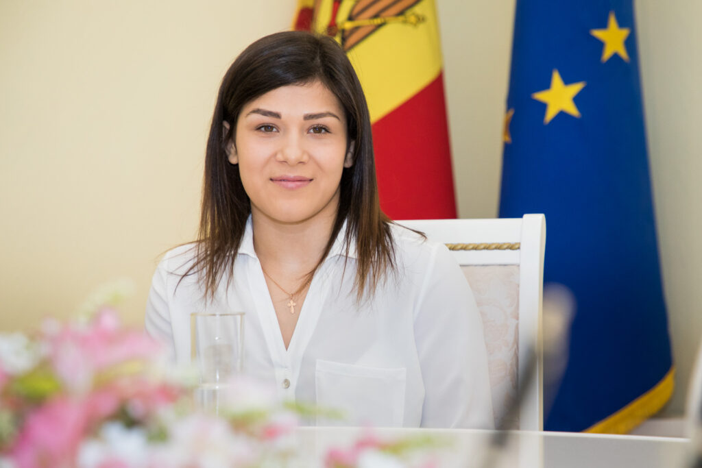 VIDEO// Anastasia Nichita deranjată că oamenii o compară cu fostul deputat Constantin Țuțu: ”Nu am ajuns din pod în parlament” 1 anastasia nichita guvern martie 2019