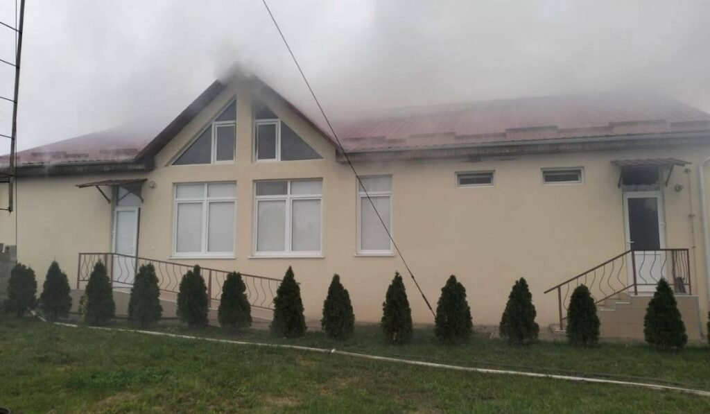 A ars azilul de bătrâni din Căprești. Focul a distrus 120 de metri pătrați ai clădirii