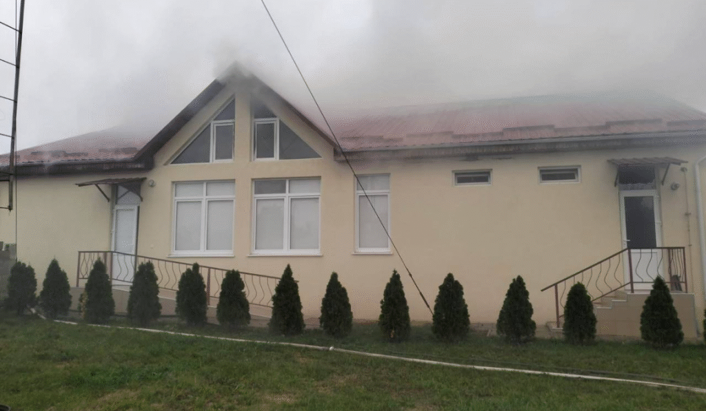 A ars azilul de bătrâni din Căprești. Focul a distrus 120 de metri pătrați ai clădirii 1 azilul de batrani