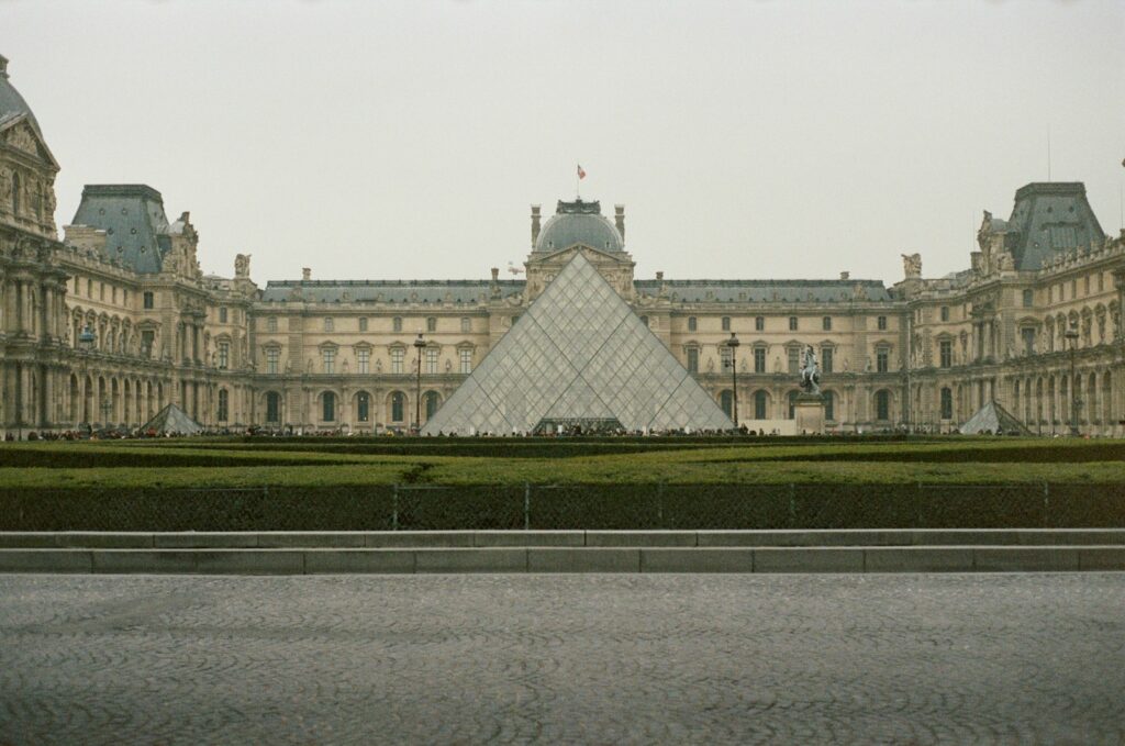 Doi suspecți au fost arestați în cazul jafului de 88 de milioane de euro de la Muzeul Luvru, în timp ce încercau să iasă din Franța 1 pyramid building outside building