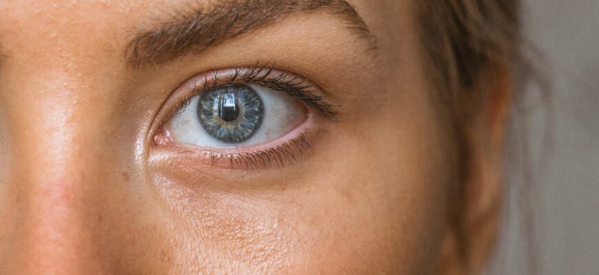 close-up photo of persons eye