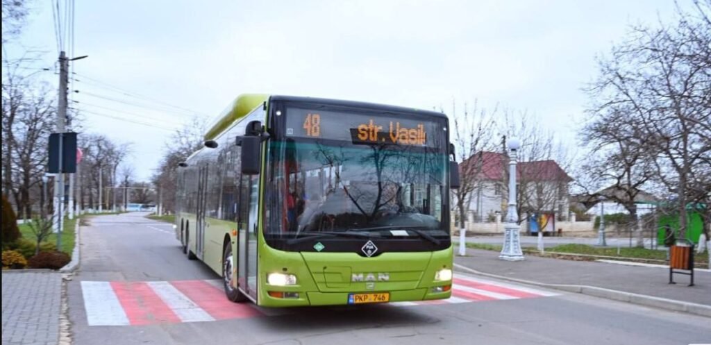 Elevii din Ciorescu nu vor mai aștepta în stații. Orarul autobuzelor nr. 47 și 48 a fost ajustat în funcție de sfârșitul lecțiilor